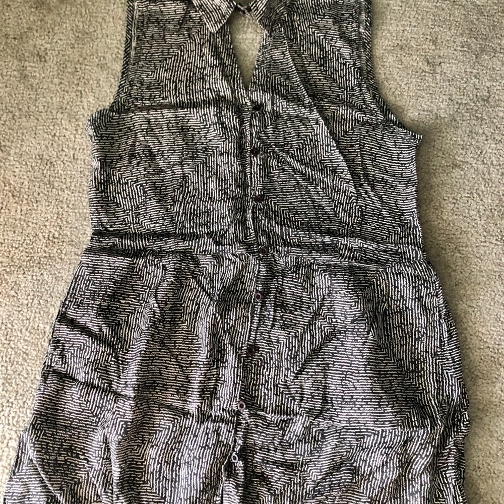 RVCA black & white blouse/tunic unique front cut-out w/collar & pockets.